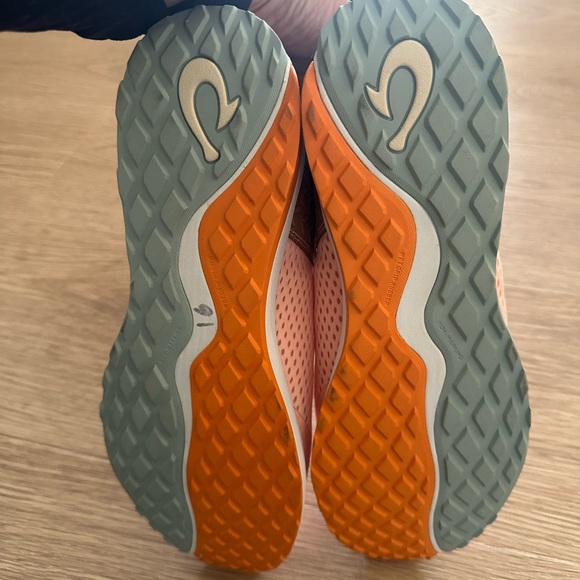 NWOB OluKai Wailuku Sneakers in Peach Women’s 9 - Picture 7 of 9